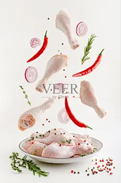 辣腌的生鸡腿或鸡腿悬浮。飞食品的概念。图片-商业图片-正版原创图片下载购买-Veer图库