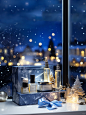 Christmas product atmosphere map, a set of skincare products, placed in a Christmas themed gift box, with ribbons, next to the windowsill, some Christmas decorations are placed. Outside the glass window, there is a dark blue snow scene at night, a Christm
