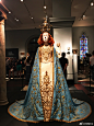 大都会博物馆的“Ecclesiastical Fashion Show”--Met Gala特展Heavenly Bodie：fashion and the catholic imagination（天赐之体：时尚与宗教的奇想）。刚进展馆就差点在回荡全场的管风琴声中给跪了，圣魔之血现场啊……都好看，想抱走，嘤嘤嘤 ​​​​