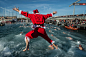 当地时间2014年12月25日，西班牙巴塞罗那，巴塞罗那传统圣诞游泳活动举行，参与者在海港中游200米。该活动自1908年开始举办，期间只因为内战中断了三次。David Ramos/Getty Images