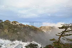 雪花飘飘，阳光明媚，碧蓝多云的天空和翠绿的松树映入眼帘
