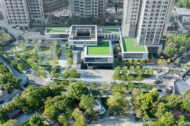缝合住区和公园的回龙埔社区中心新开放空间...