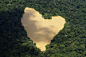 公布亚马逊生态照:环境污染威胁未来(1)_生态环保 _光明网【2010年9月30日拍摄的一幅航拍照，展示了巴西马瑙斯亚马逊河盆地的一个天然湖。这个天然湖的湖水来自于一口清泉。】 英国网站公布了一组照片，展现巴西和秘鲁亚马逊流域的自然环境以及当地人的生活状态。由于森林砍伐和环境污染，有着“地球之肺”之称的亚马逊流域的未来不容乐观。（来源：shooter）

