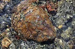 清澈溪流的底部