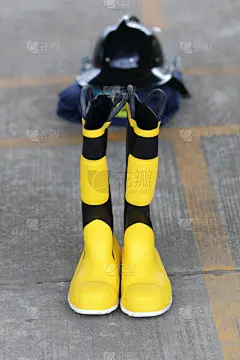 消防员,鞋子,安全的,消防队,垂直画幅,制服,安全,工具,红色