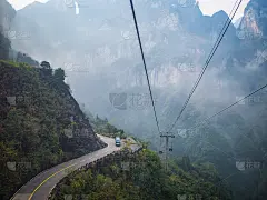 从缆车到天门山的美丽景色。天门山缆车是世界上最长的索道。