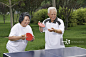老年夫妇打乒乓球