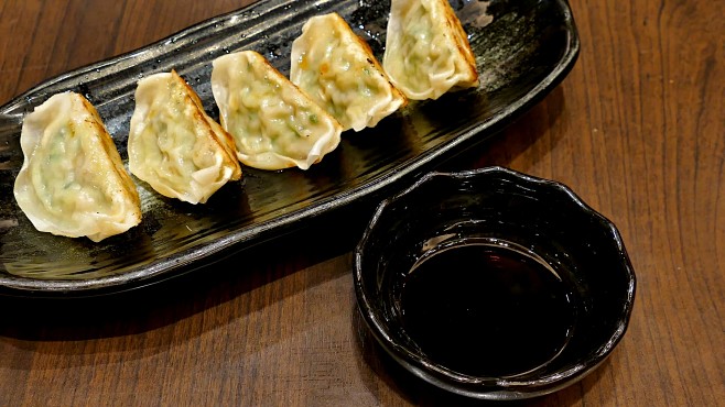 日本饺子，油炸Gyoza用筷子吃寿司