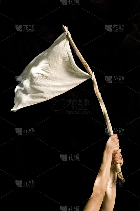 手,黑色背景,拿着,挥动白旗,举白旗,留白,风,绝望,部分,白色素材-花瓣网