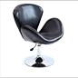 天鹅椅
于1958年由丹麦设计师雅各布森所设计. 雅各布森是20世纪最有影响力的建筑师兼设计师，北欧的现代主义之父，是丹麦功能主义的倡导人。天鹅椅因其外观宛如一个静态的天鹅而得名。线条流畅而优美具有雕塑般的美感，即便与人体model相比也毫不逊色。蛋椅据说受到埃罗.沙里宁的子宫椅子宫椅的影响，但蛋椅的设计却成熟许多，它的扶手和椅背看起来就像抱着一颗隐形的蛋，给人十足的安全感。和蛋椅十分相似的则是天鹅椅，在制造技术上十分创新，椅身由曲面构成，完全看不到任何笔直的条，椅身为合成材料，包裹泡绵后在覆以布料或皮革