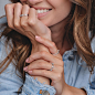 Photo woman jewelery concept woman hands close up wearing rings earrings