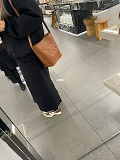 Celine 新品 水桶 : 幹貨分享，離家超近的太古裡一直沒去！踩著週末出門去了兩次Celine一如既往地排隊，從早到晚！本來是想去買冬季款的帽子，誤打誤撞的買到了新款水桶。聽櫃姐說11號才發售，店裡就最後一個現貨，於是乎心動不