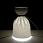 丹麦哥本哈根设计的工作室Triode Edition最近推出了三款创意设计照明灯具:分别是« Crease »（褶皱） 、« Frame »（框架）、 « Fuchsia » （倒挂金钟）。值得拍案的设计，是Crease(褶皱)台灯的设计，是将陶瓷做成一个收紧袋口褶皱这的口袋，为了效果逼真些，将灯的电源线用皮革包裹起来，看起来就像是皮绳捆绑着袋口。