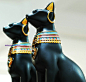 黑色猫神贝斯特 Bast 摆件，树脂材质，据说跟出口埃及的货一样，高约 38.5cm，属于摆在家里会有存在感的尺寸。