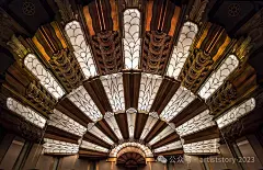 装饰艺术风格 (Art Deco)情绪：富丽堂皇，现代感。元素：金字塔状的台阶式构图 、 放射状线条。衍生风格： “爵士摩登”(Jazz Moderne)。