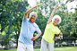 幸福的老年夫妇锻炼身体