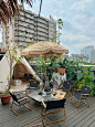 成都新店开在楼顶的咖啡店天台露营风☀️ : 成都又新开了一家露营风的咖啡店 藏在市中心的一个楼顶上，很舒服 周围种满了绿植花束 给小店增添不少色彩   -   可惜今天阴天，效果不佳 但并不影响喝咖啡的心情(≧∇≦) 他家的咖啡都是
