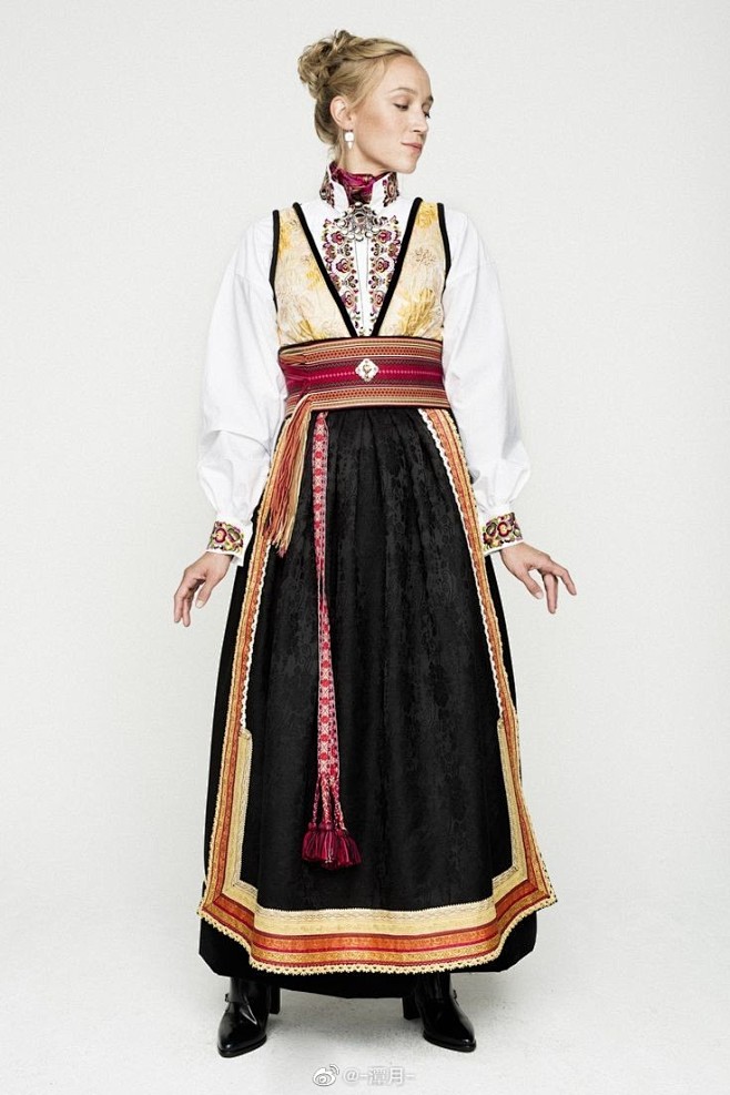 服装欧洲民族风格服装点图贴时来自潭月微博