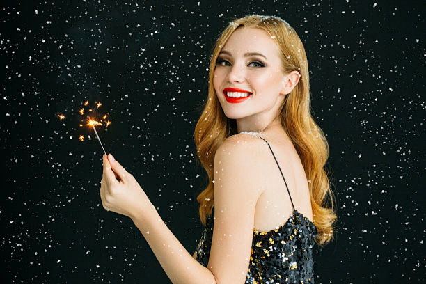 photooflaughinggirlstrewnsnow