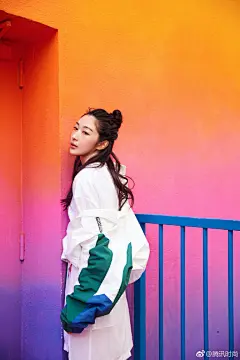 【#钟祺巴黎时装周#】巴黎时装周已经接近尾声，@钟祺Tiffany 的时尚之旅也完美收官。在@RogerVivier_罗杰维维亚 @Lacoste @Carven卡纷 @珑骧Longchamp @夏姿陈SHIATZYCHEN 五场秀上前排看秀，与设计师、品牌好友亲密互动，还趁间歇之余拍摄了两部时尚微电影，小姐姐巴黎时尚之旅可谓是满满当当~ ​​​​
