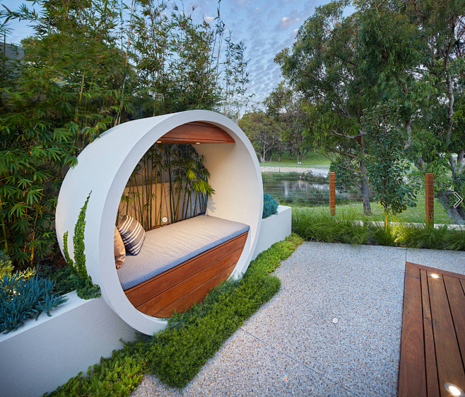 庭院设计：两个用水泥管做装修的庭院花园，...