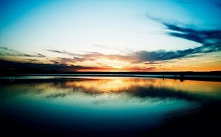 湖泊黄昏时的漂亮美景