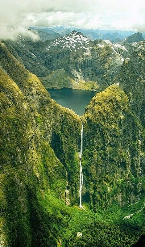 萨瑟兰瀑布和湖泊的羽毛，新西兰