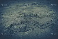 心在沙子里画，概念的爱情。