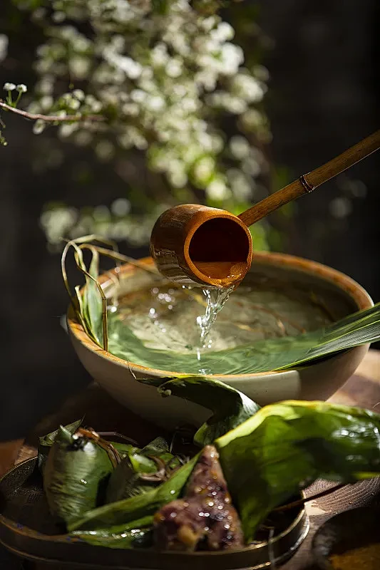 中国风静物：端午节清洗粽叶和八宝粽子图片...