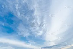 清澈的蓝天作背景，云彩伴背景。