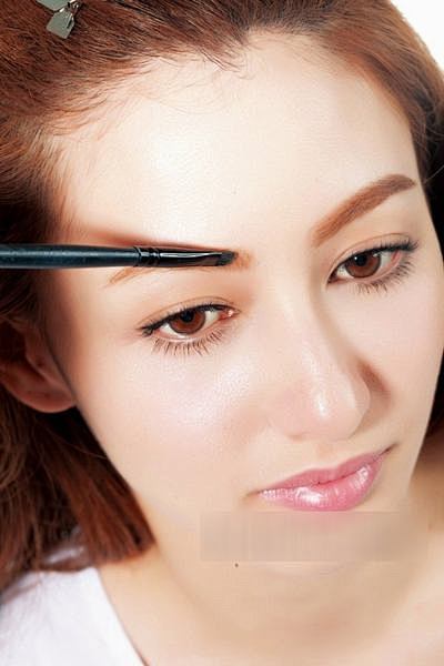 造型妆发|　　Step1：使用眉粉从眉头...