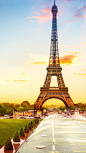 如同巴黎所有的创新建筑一样，埃菲尔铁塔一开始即遭到了大部分巴黎人的冷淡和拒绝，但如今当时险些拆掉的巴黎铁塔已经成为法兰西的象征。——埃菲尔铁塔#法国