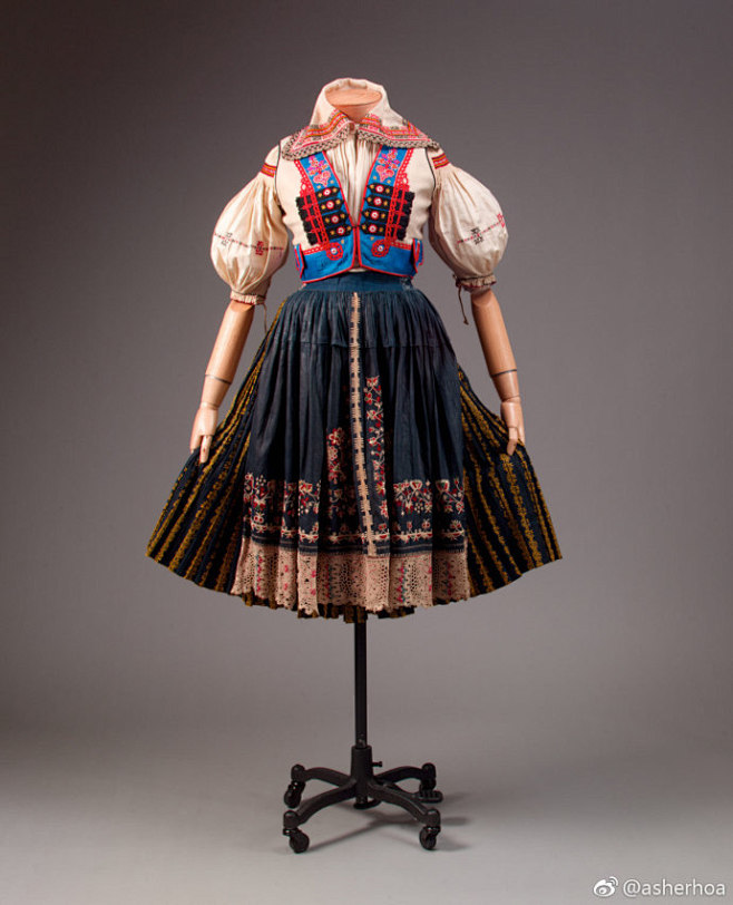 19世纪末的捷克传统女装，材质为棉布、丝...