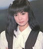 19、刘雪华

刘雪华1985年因应著名女作家琼瑶的邀请出演电视剧《几度夕阳红》而在台湾一炮而红。她是20世纪80-90年代台湾电视剧的灵魂人物之一，1988年凭借《庭院深深》获法国巴黎首届华语影视金狮奖最佳女主角奖，1992年凭借《风里的爱》获台湾电视金钟奖最佳女演员奖。近年来，热爱演戏的她依然活跃在人们的视线中。