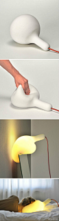 【180°C产品设计】德国设计师Simon Frambach新作品“软灯”，聚氨酯泡沫塑料制成。可随意更改的形状能满足所有使用需求，可以是照明灯，也可以是温暖的抱枕。www.design360.cn