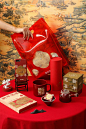 #喜茶发现# 喜茶新年特别呈献：喜茶x明·仇英《清明上河图》，将喜茶小男孩和喜茶杯等标志元素巧妙地植入其中，茶香在佳节的热闹气氛中越氲越浓。关+转，揪10位送整套联名周边~
#新年见喜# 联名周边，含春联红包套装、茶礼盒、手机壳、鼠年纪念章，即将上架#喜茶百货公司# ，部分门店现已有售（ ​​​​...展开全文c