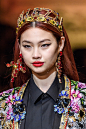 Dolce+Gabbana+Fall+2018+Details+p4sAeJPx2HYx.jpg (932×1400)