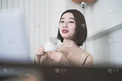 亚洲年轻女子看笔记本电脑屏幕