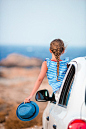 小女孩在度假旅行的汽车背景美丽的海景图片下载