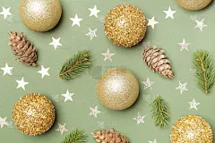 金色的圣诞饰品，星星和圣诞树的树枝在中性的背景。圣诞节、寒假、新年概念。