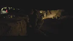 左侧的车仓灯打开增加暗部景深，前车灯（逻辑灯）照亮后景士兵，同时提供前景的剪影光区