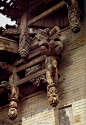 【中国古建筑之美- 垂花 】垂花是传统木建筑构建之一。用垂莲柱出挑屋檐，占天不占地，节约用地，又很有装饰效果。垂花门是四合院中一道很讲究的门，因其檐柱不落地，垂吊在屋檐下，称为垂柱，其下有一垂珠，通常彩绘为花瓣的形式，故被称为垂花门。#国史古风#