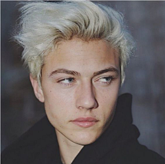 clalamomo采集到Lucky Blue Smith（拉奇·布鲁·史密斯）