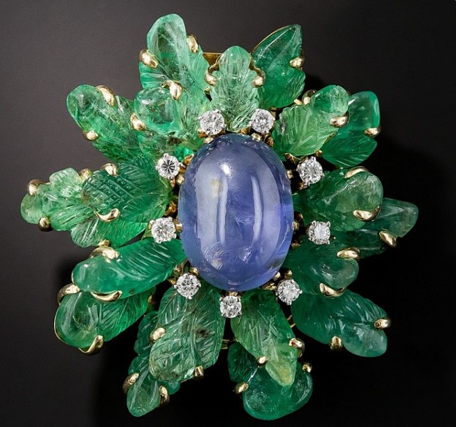 1940年代的雕刻祖母绿蓝宝石胸针

3...