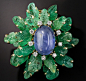 1940年代的雕刻祖母绿蓝宝石胸针

30ct的哥伦比亚祖母绿雕刻的叶子 非常费料 

中心是一颗20ct天然无烧斯里兰卡星光蓝宝石 点缀9颗钻石

尺寸约5cm