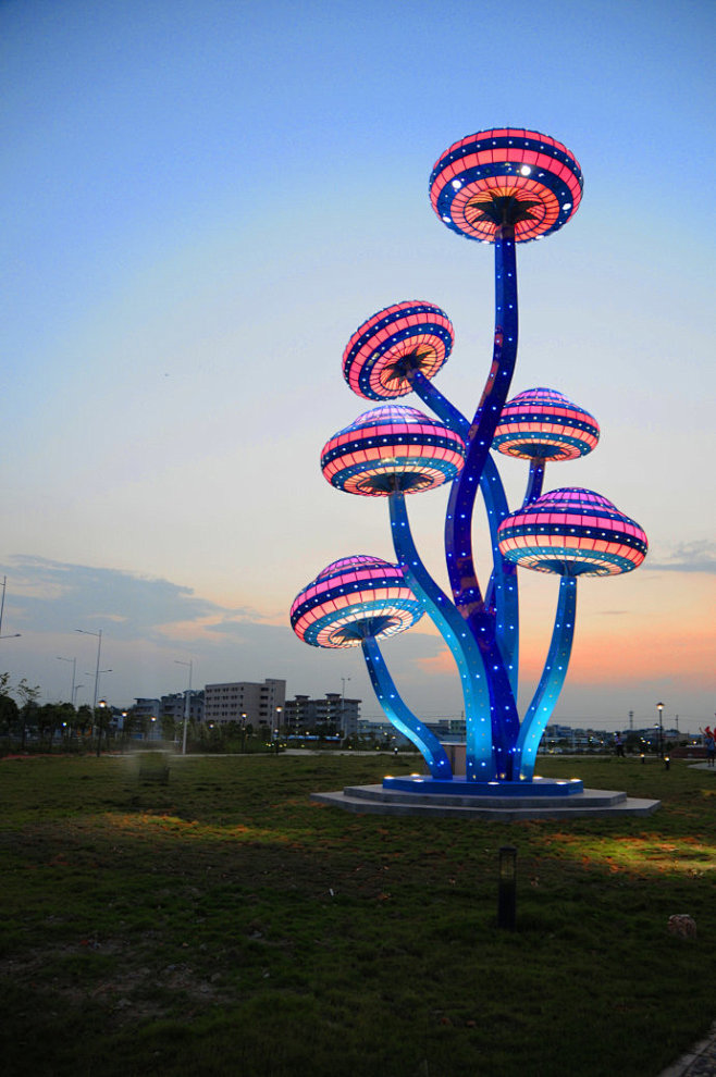 大型城市灯光雕塑“魔菇”及“绽放”闪耀广...