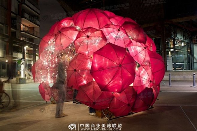 【美陈装置】造价便宜又富有创意的悉尼雨伞...