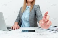 建筑师采访客户，记者收集重要信息，企业家讨论交易，财务顾问提供省钱技巧，秘书面试招聘