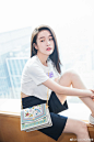 #ELLESHOP# 今日，“夏沫”@张雪迎Sophie 诠释出一组私服照片，清爽的slogan白T搭配简洁的深色半截裤，利落又时髦。肩上的Tory Burch 早秋Meadow Folly印花单肩包更神来之笔，将复古印花与时髦干净融合得恰到好处～ ​​​​