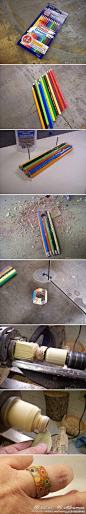 #彩色铅笔戒指# 加州的彼得·布朗是一个木工，但是他有一个小而简单但又好玩的创意，就是用彩色铅笔做成一个非常漂亮的戒指！（转）